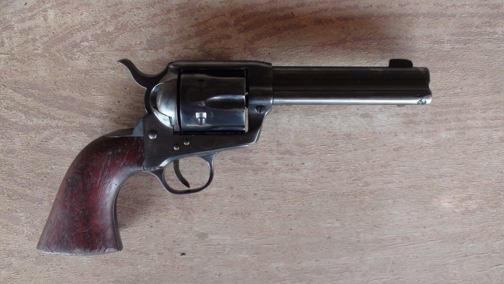 Robert-Fuller-Colt-45-Laramie-wagon-train-gun