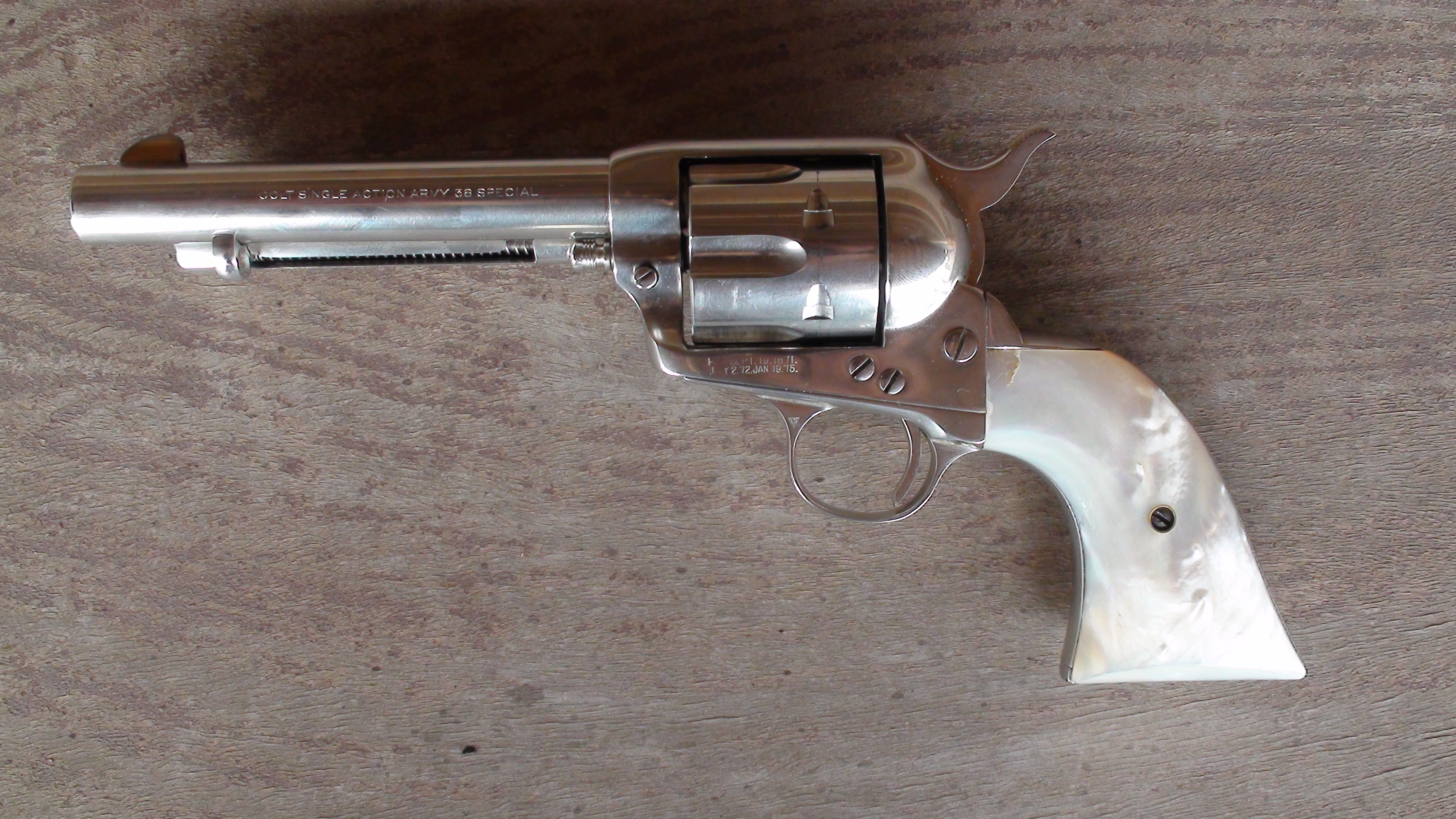 Sundown-western-colt-pistol-pearl-grips